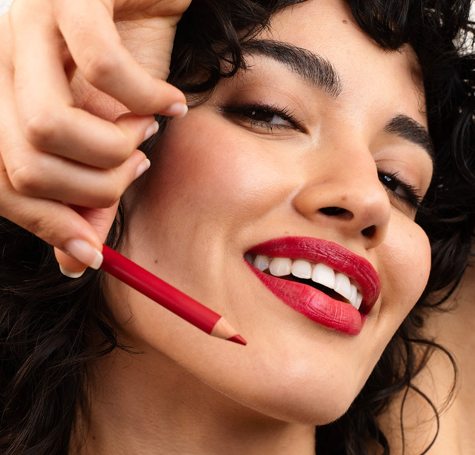 Frau mit rotem Lipliner auf den Lippen und JACKS beauty line Lipliner in der Hand