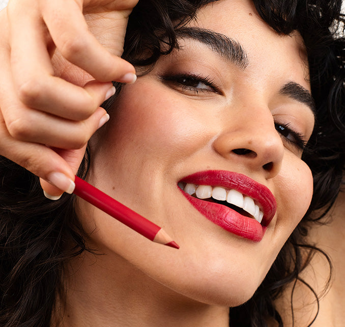 Model mit rotem Lipliner auf den Lippen und JACKS beauty line Lipliner in der Hand