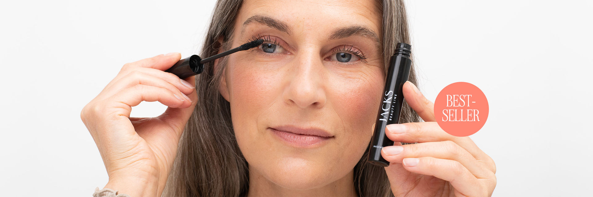 Model Katja mit the Mascara der Bestseller von JACKS beauty line