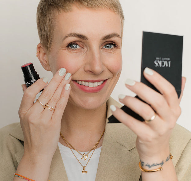 Miriam Jacks verteilt den JACKS beauty line Cream Blush auf den Wangen mit den Händen