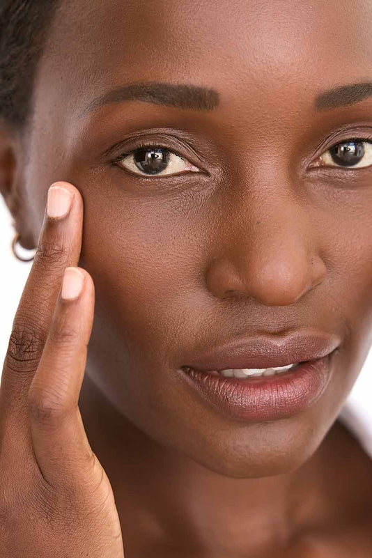 #farbwunsch_n-8, Schwarze Frau trägt den JACKS beauty line Cover Concealer N8 unter ihre Augen