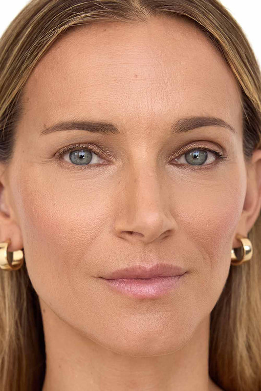 #farbwunsch_n-4, Porträt einer Frau mit dunkelblondem Haar und natürlichem Make-up