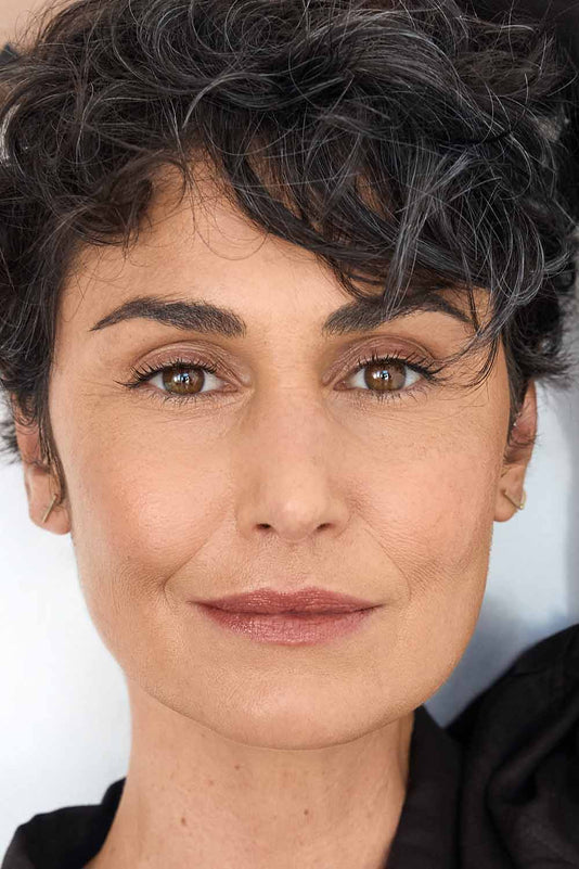 #farbwunsch_n-5, Porträt einer Frau mit kurzen lockigen Haaren und natürlichem Make-up