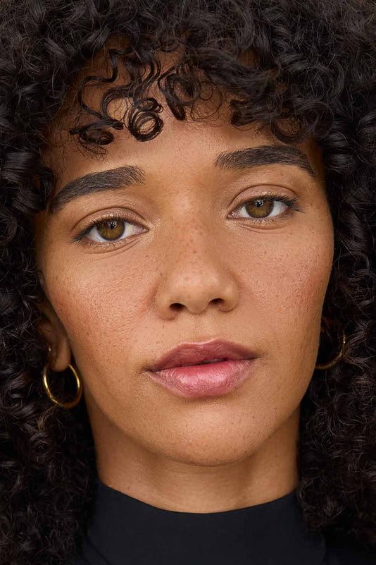 #farbwunsch_n-6, Porträt einer Schwarzen Frau mit natürlichem Make-up