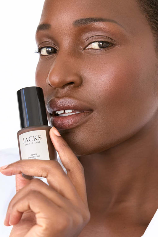 #farbwunsch_n-8, geschminkte Frau mit JACKS beauty line Cover Foundation in der Hand