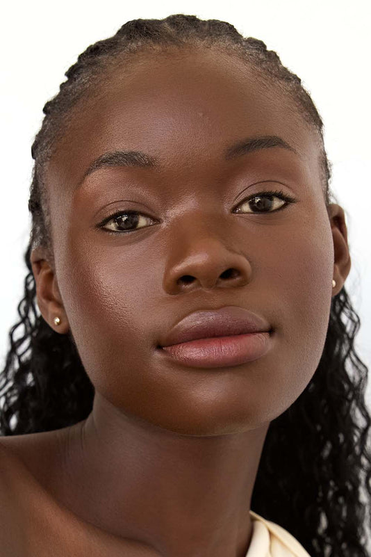 #farbwunsch_n-9, geschminkte Frau mit JACKS beauty line Cover Foundation