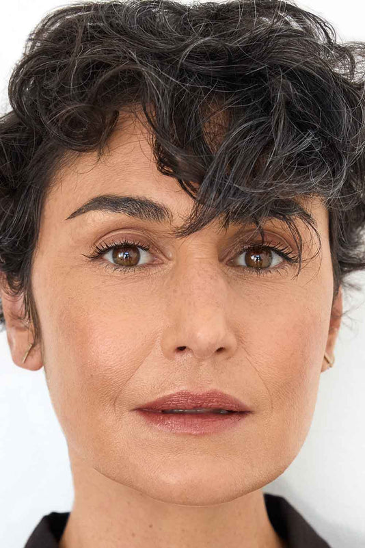 #farbwunsch_n-5, Poträt einer Frau Ü40 mit kurzen Locken und glowy Make-up