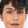 #farbwunsch_n-5, Poträt einer Frau Ü40 mit kurzen Locken und glowy Make-up