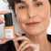 #farbwunsch_n-5, Frau hält JACKS beauty line Cover Foundation N2 Flakon neben ihrem Gesicht
