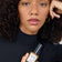 #farbwunsch_n-6, Frau hält JACKS beauty line Cover Foundation N6 Flakon vor ihrem Oberkörper