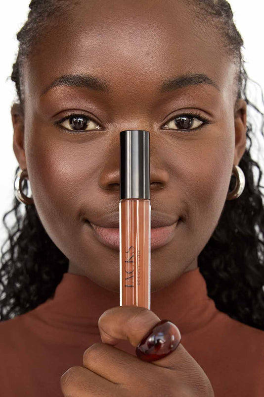 #farbwunsch_n-9, Frau mir braunen Haaren trägt Cream Concealer 