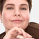 #farbwunsch_n-2, Frau dunkeblonden Haaren hält den JACKS beauty line Cream Concealer in der Hand