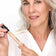 #farbwunsch_n-3, Frau grauen Haaren hält den JACKS beauty line Cream Concealer in der Hand