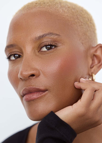 #farbwunsch_cream-blush-terracotta, Close-up einer Frau mit kurzen blonden Haaren und einem natürlichen Make-up