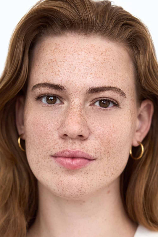 #farbwunsch_n-1, #farbwunsch_sehr-heller-hauttyp, #farbwunsch_heller-hauttyp, Frau trägt die JACKS beauty line Glow Foundation N1 im Gesicht