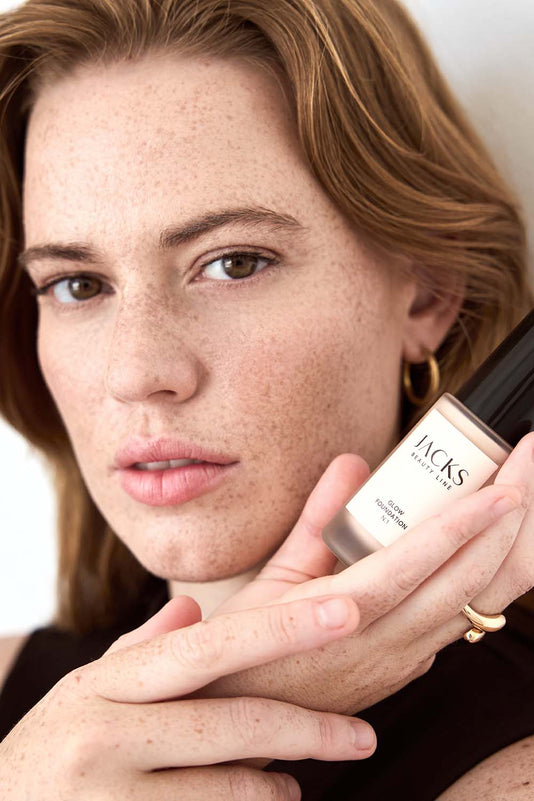 #farbwunsch_n-1, #farbwunsch_sehr-heller-hauttyp, #farbwunsch_heller-hauttyp, Frau trägt die JACKS beauty line Glow Foundation N1 im Gesicht