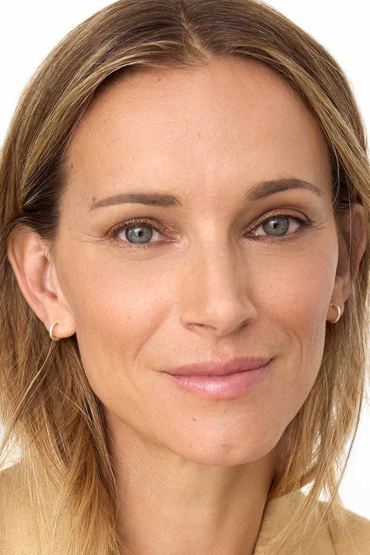 #farbwunsch_n-4, #farbwunsch_mittlerer-bis-dunkler-hauttyp, Frau trägt JACKS beauty line Glow Foundation N4 im Gesicht 