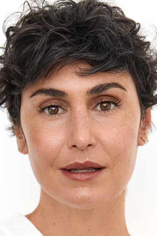 #farbwunsch_n-5, #farbwunsch_mittlerer-bis-dunkler-hauttyp, Frau trägt JACKS beauty line Glow Foundation N5 im Gesicht 