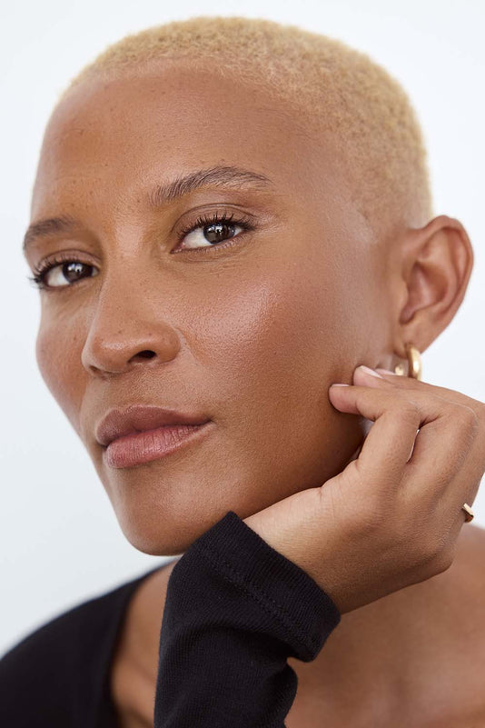 #farbwunsch_n-7, #farbwunsch_dunkler-hauttyp, Frau trägt JACKS beauty line Glow Foundation im Gesicht