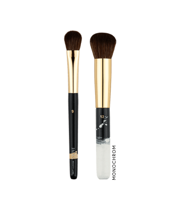 handbemalter JACKS beauty line Foundationpinsel steht neben dem Puder- und Concealerpinsel