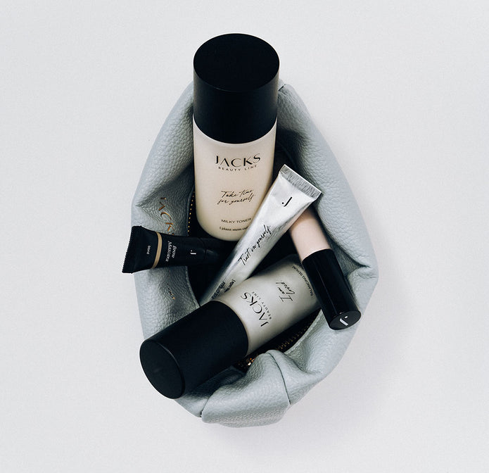 JACKS Skincare und Make-up in einer offenen Kosmetiktasche