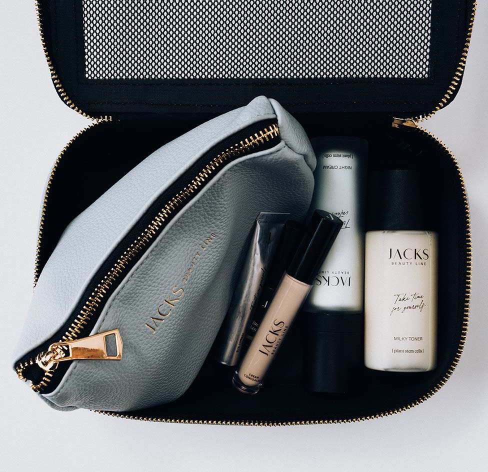 Beauty Organizer und Beauty Bag Small in Light Blue mit Skincare und Make-up Produkten