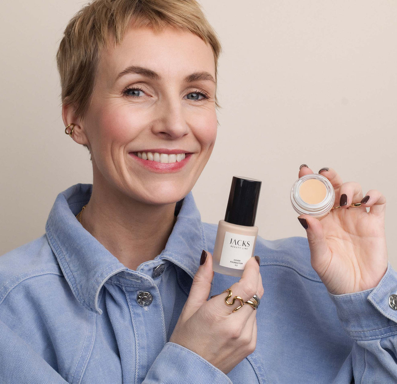 Miriam Jacks mit der Cover Foundation und dem Cover Concealer