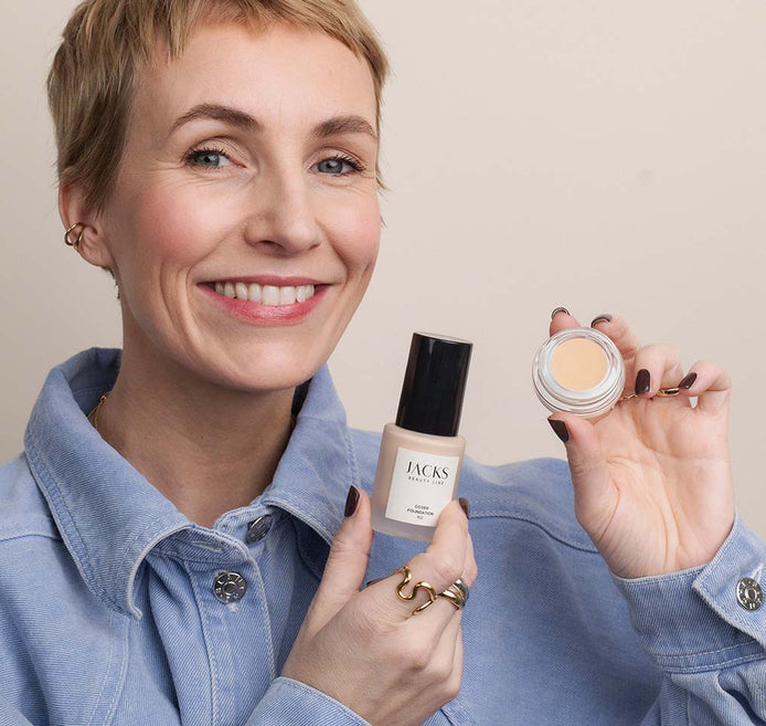 Miriam Jacks mit der Cover Foundation und dem Cover Concealer