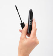 Eine Hand hält die JACKS beauty line Mascara in schwarz