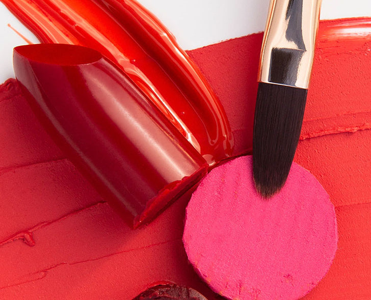JACKS beauty line Lippenpinsel liegt auf geswatchten Lippenstiften