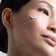 Frau hat einen Swatch der JACKS beauty line Nachtcreme auf der Wange
