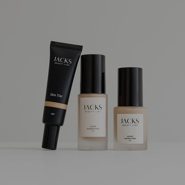 JACKS beauty line Skin Tint, Glow Foundation und Cover Foundation nebeneinander stehend