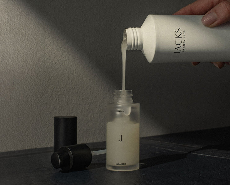 JACKS beauty line Cleanser Refill wird in die Travel Size Flasche gefüllt
