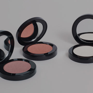 Zwei JACKS beauty line Powder Blushes neben dem Perfecting Powder