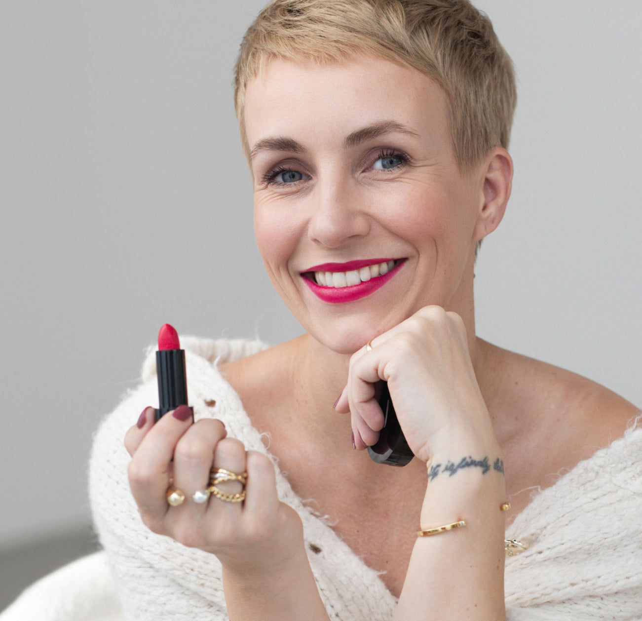 Miriam Jacks mit dem Lipstick zur Pink Charity Aktion 2024