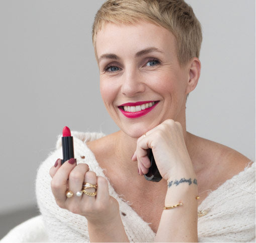 Miriam Jacks mit dem Lipstick zur Pink Charity Aktion 2024