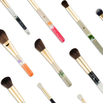 Viele handbemalte JACKS beauty line Pinsel fliegen nebeneinander