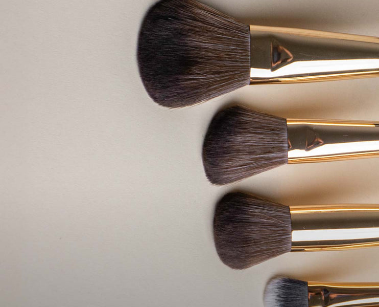 Verschiedene Make-up Pinselköpfe mit goldener Zwinge