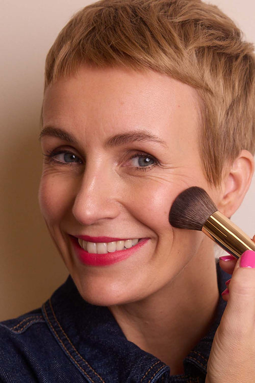 Miriam Jacks verblendet Foundationim Gesicht mit dem JACKS beauty line #12 Foundationpinsel
