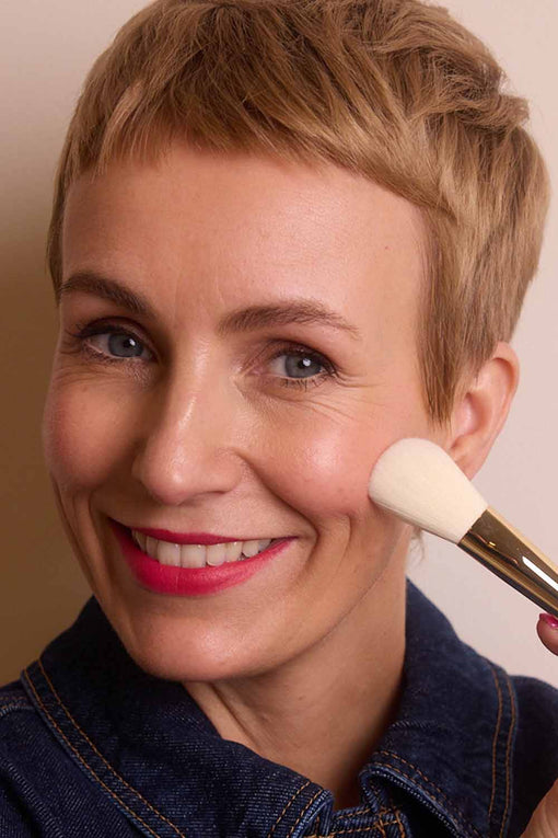 Miriam Jacks trägt Puder mit dem JACKS beauty line #23 Präziser Puderpinsel auf
