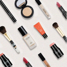 Make-up Produkte und Make-up Pinsel des Set Creators