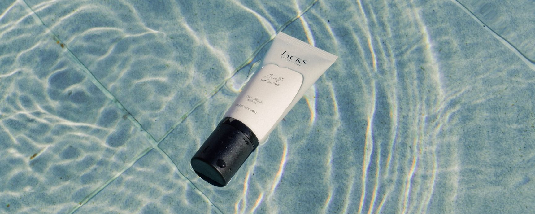 JACKS beauty line Day Cream SPF 30 schwimmt im Poolwasser