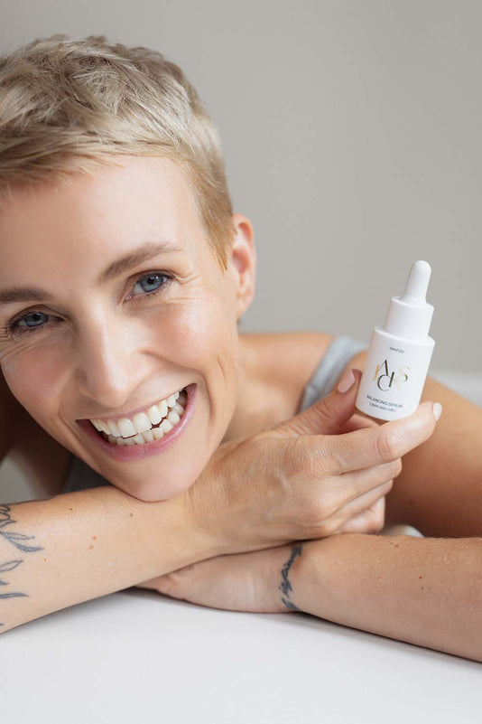 Miriam Jacks hält das Balancing Serum in Reisegröße aus dem Adventskalender 2025 