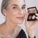 Frau hält ein JACKS beauty line Lidschatten Duo aus dem Adventskalender 2025 
