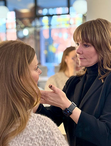 Beauty Expert Mandy schminkt eine Frau im JACKS Store Berlin