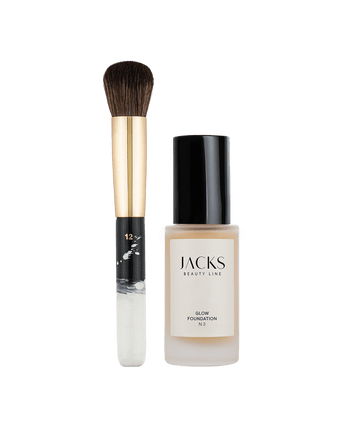 JACKS beauty line handbemalter Foundationpinsel in schwarz weiß steht neben der Glow Foundation N3