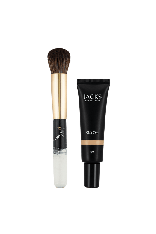 JACKS beauty line handbemalter Foundationpinsel in schwarz weiß neben dem Skin Tint light 