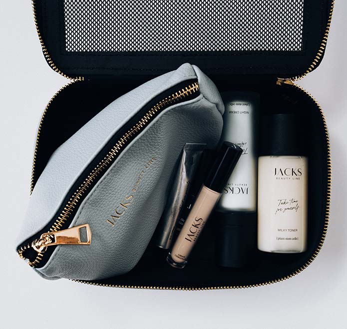 JACKS beauty line Skincare und Make-up in und neben einer Kosmetiktasche