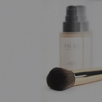JACKS beauty line #12 Foundationpinsel und Glow FOundation im Hintergrund