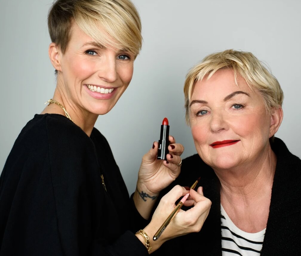 Miriam Jacks schminkt eine Frau Ü60 mit rotem Lippenstift